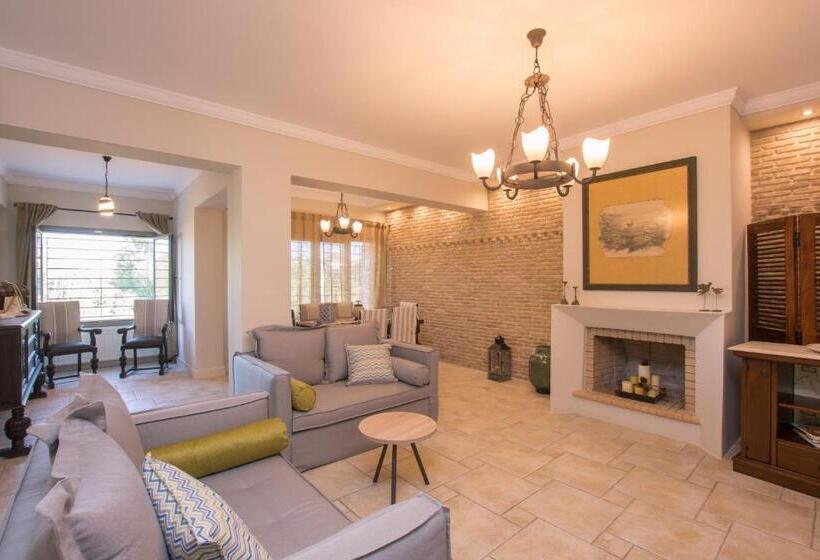 هتل Golden Coast Resort