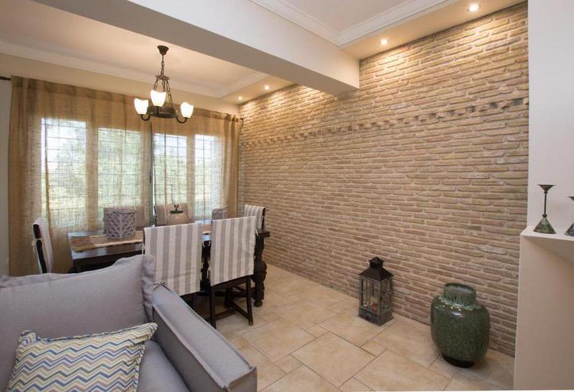 هتل Golden Coast Resort