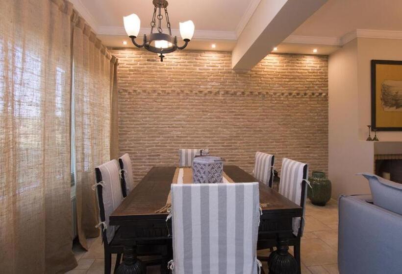 هتل Golden Coast Resort