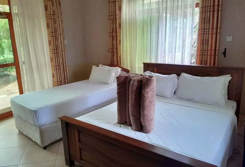 هتل Mikumi Resort