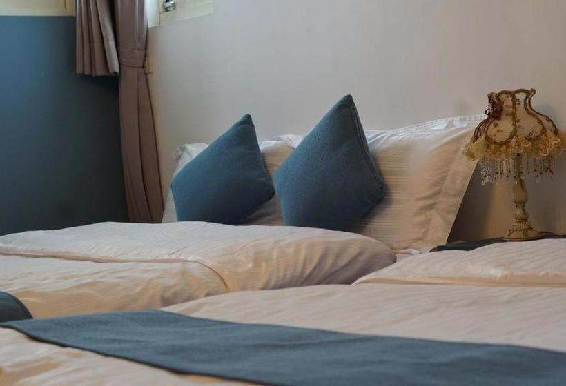 تختخواب و صبحانه Travel Light Guesthouse