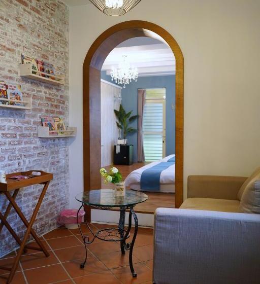 تختخواب و صبحانه Travel Light Guesthouse