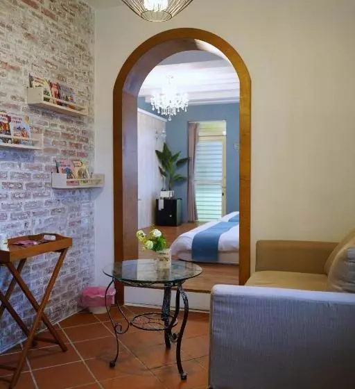 تختخواب و صبحانه Travel Light Guesthouse