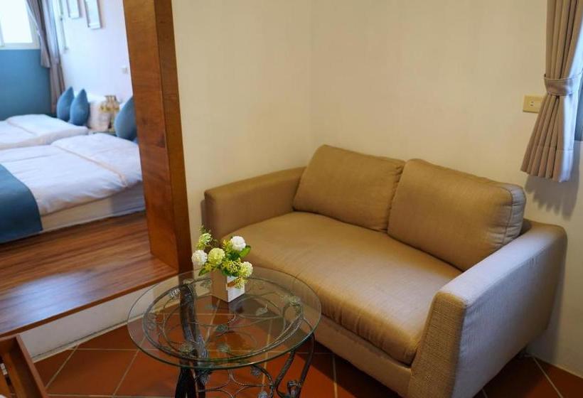 تختخواب و صبحانه Travel Light Guesthouse