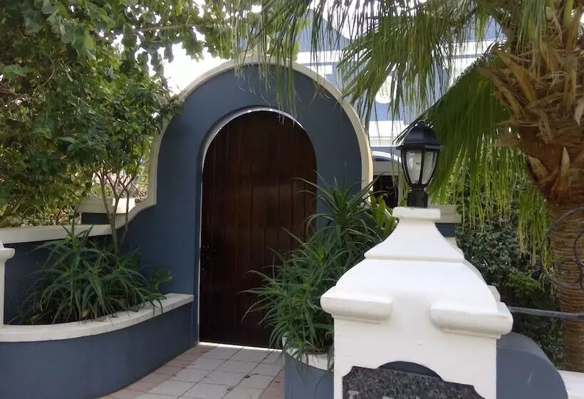 مسافرخانه Bermuda Villa Guest House