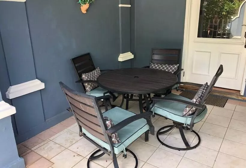 مسافرخانه Bermuda Villa Guest House