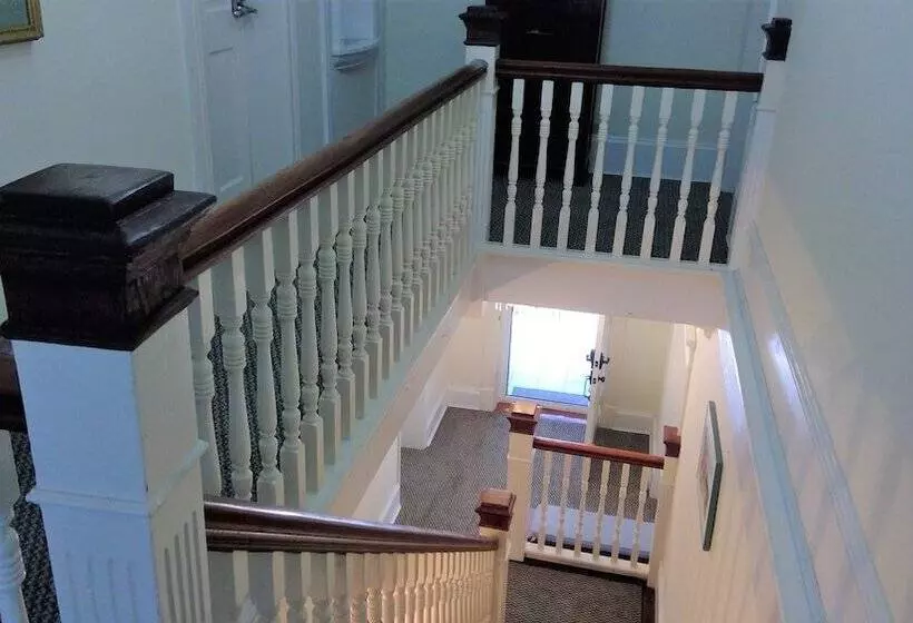 مسافرخانه Bermuda Villa Guest House