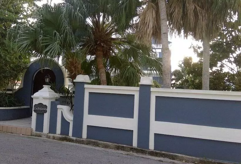 مسافرخانه Bermuda Villa Guest House