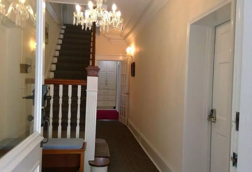 مسافرخانه Bermuda Villa Guest House