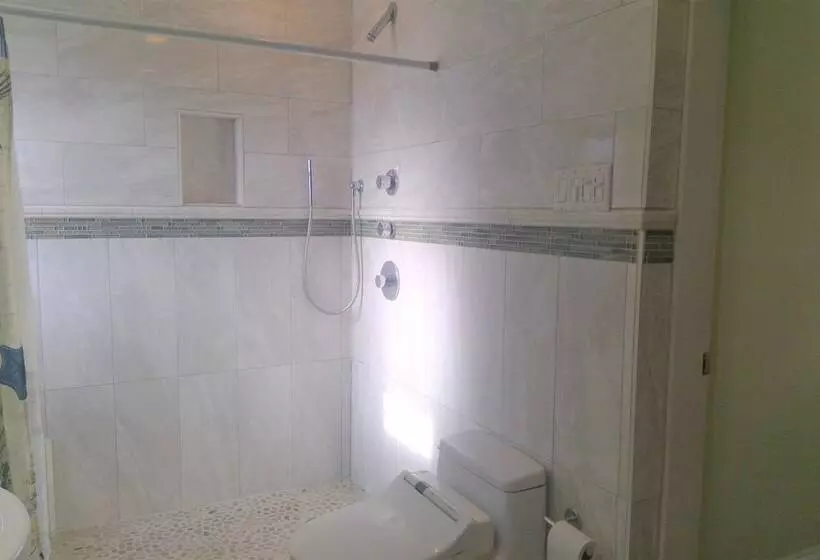 مسافرخانه Bermuda Villa Guest House