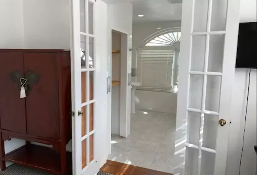 مسافرخانه Bermuda Villa Guest House