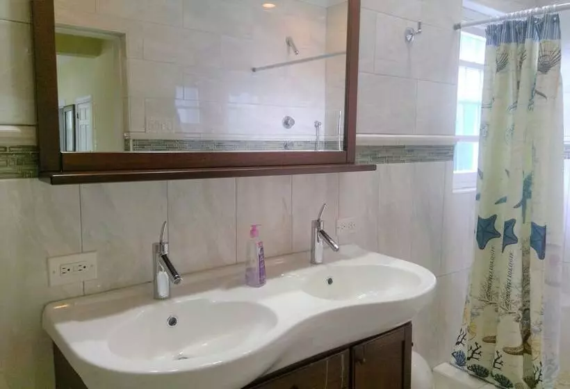 مسافرخانه Bermuda Villa Guest House