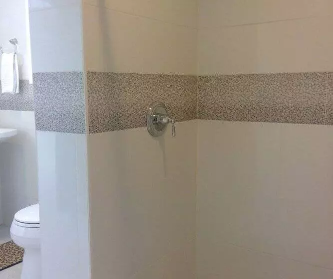 مسافرخانه Bermuda Villa Guest House