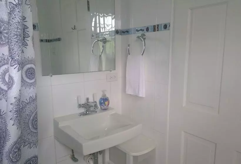 مسافرخانه Bermuda Villa Guest House