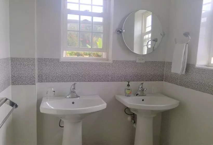 مسافرخانه Bermuda Villa Guest House