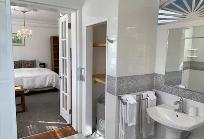 مسافرخانه Bermuda Villa Guest House