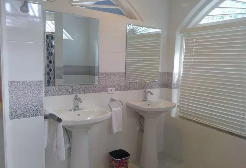 مسافرخانه Bermuda Villa Guest House