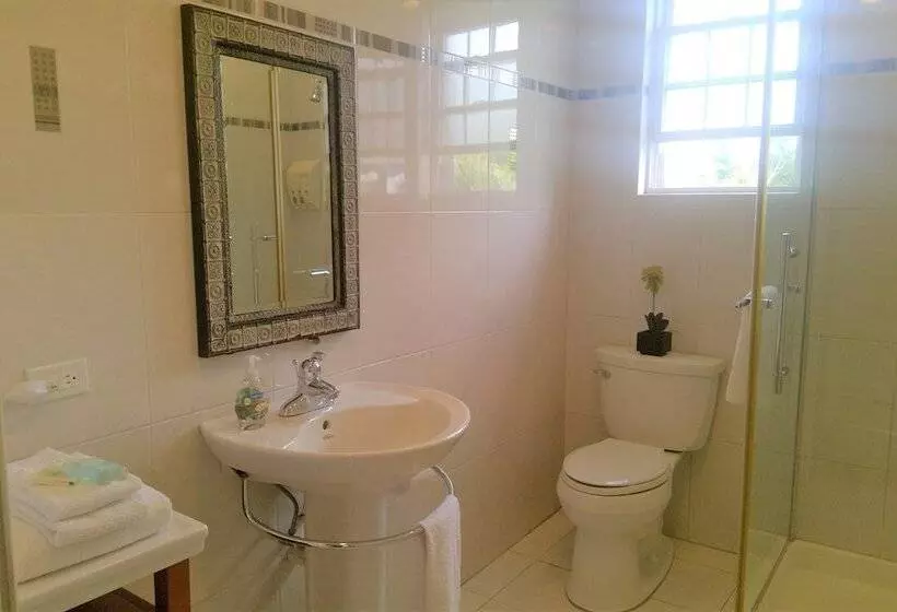 مسافرخانه Bermuda Villa Guest House