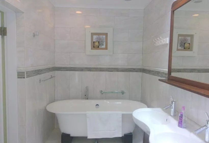 مسافرخانه Bermuda Villa Guest House