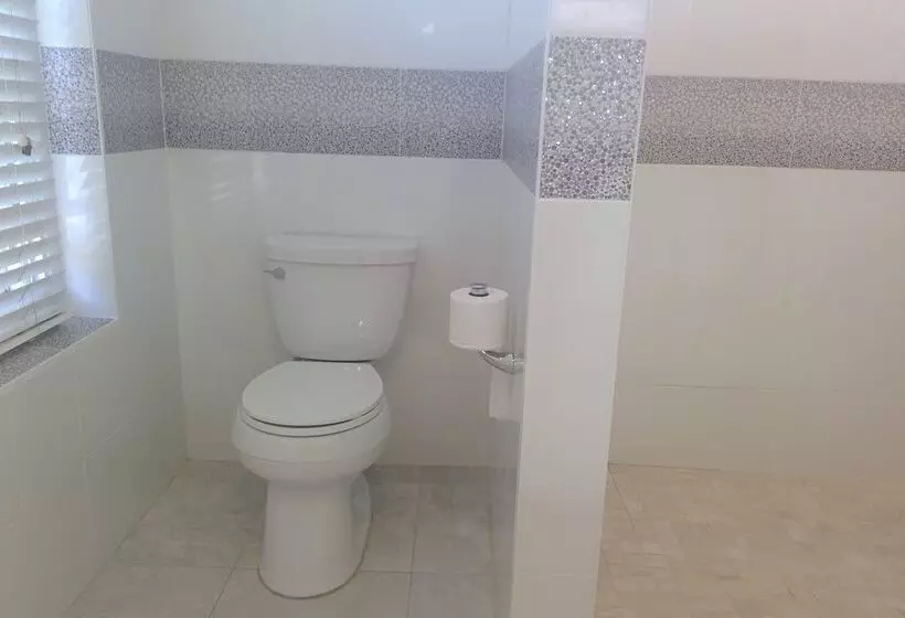 مسافرخانه Bermuda Villa Guest House