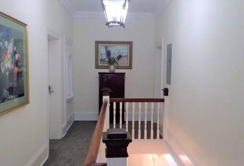 مسافرخانه Bermuda Villa Guest House