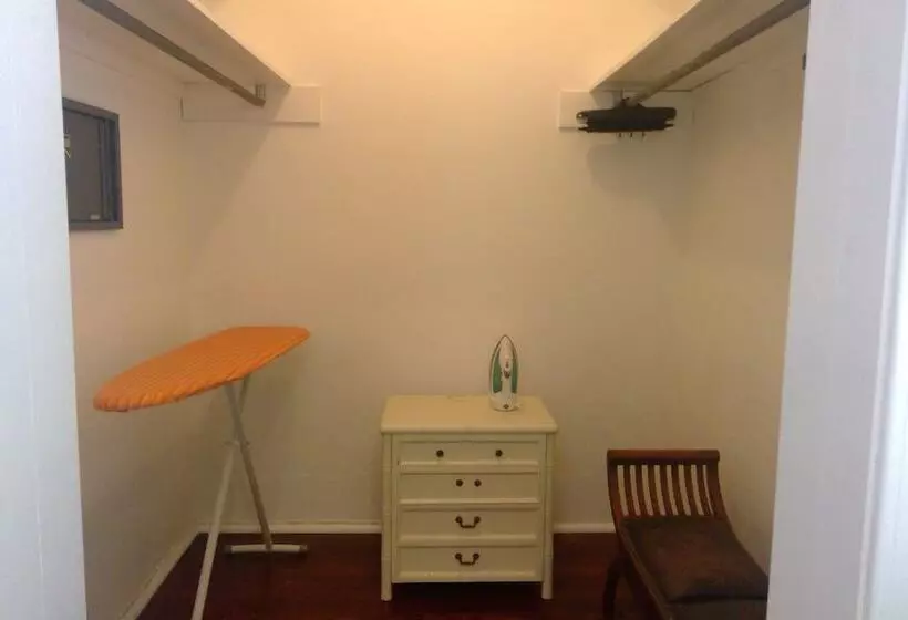 مسافرخانه Bermuda Villa Guest House