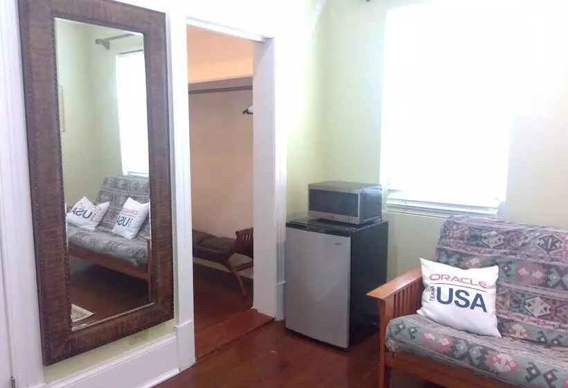 مسافرخانه Bermuda Villa Guest House