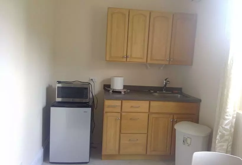 مسافرخانه Bermuda Villa Guest House