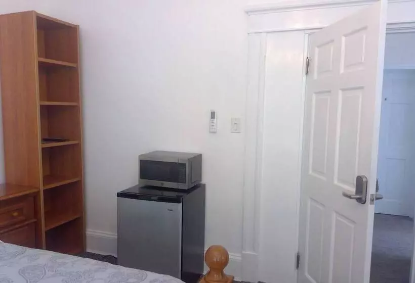 مسافرخانه Bermuda Villa Guest House