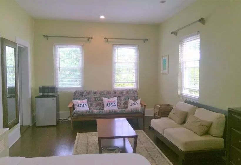 مسافرخانه Bermuda Villa Guest House