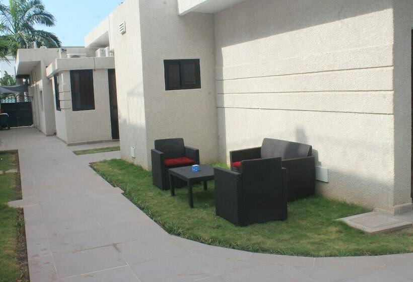 مسافرخانه Four Season Guesthouse