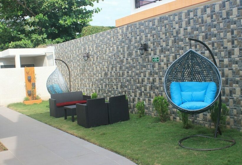 مسافرخانه Four Season Guesthouse