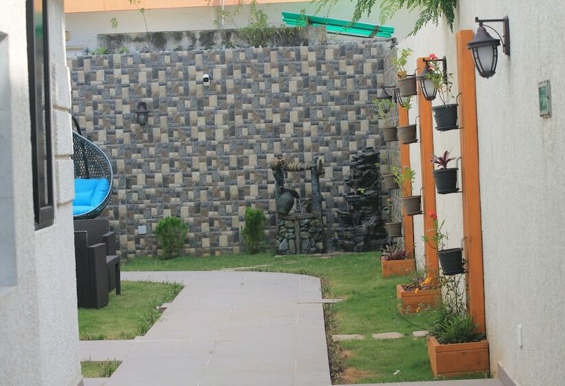 مسافرخانه Four Season Guesthouse