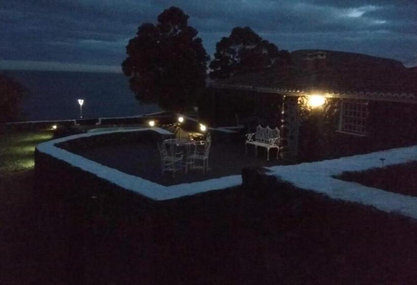 تختخواب و صبحانه Alluar Lodge