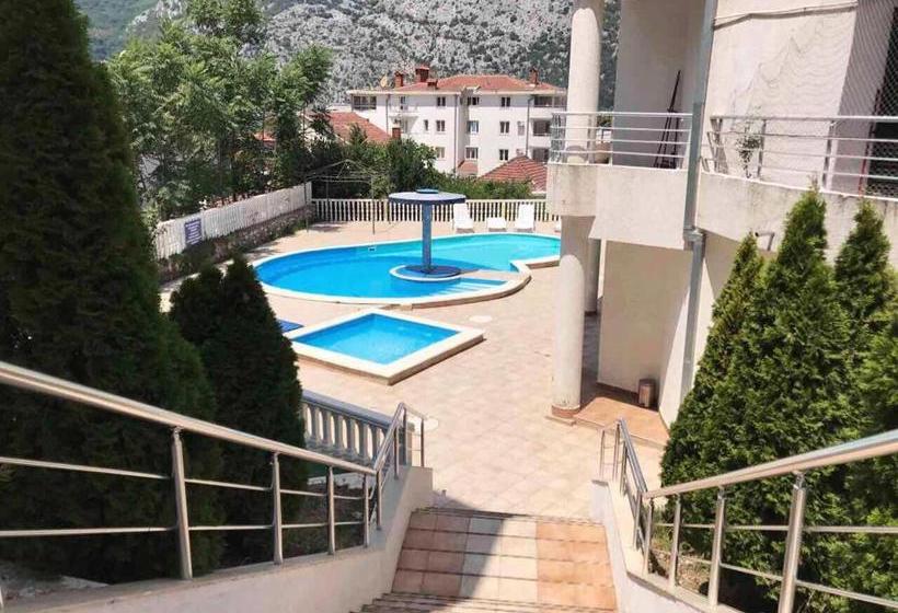 Roman Garden Apartment