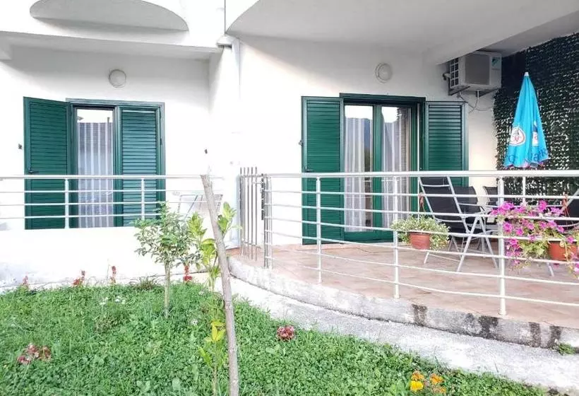 Roman Garden Apartment