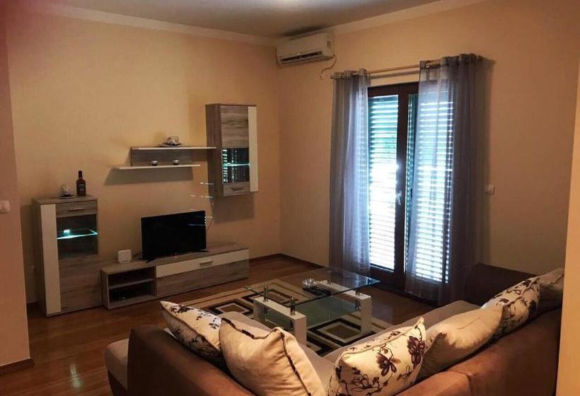 Roman Garden Apartment