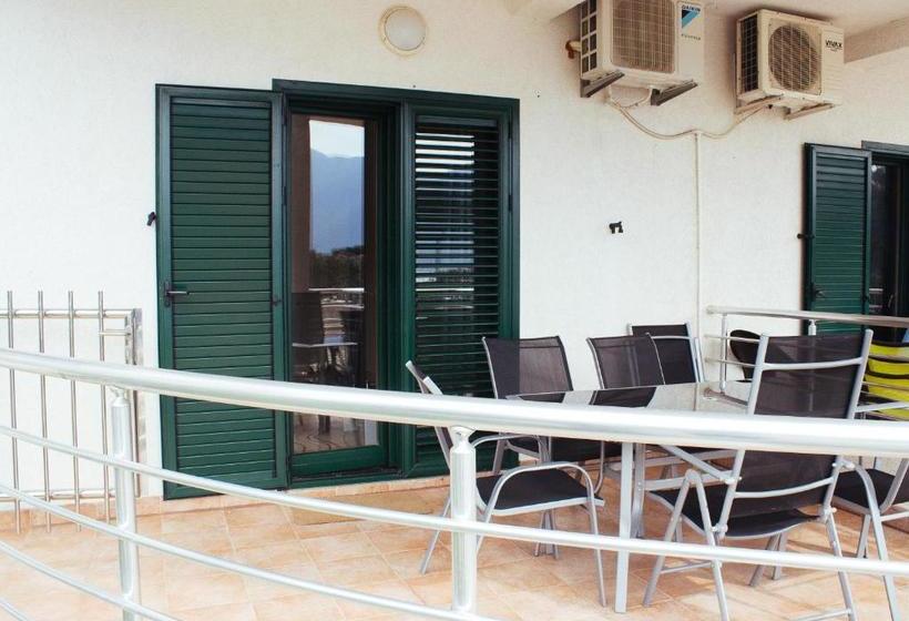 Roman Garden Apartment