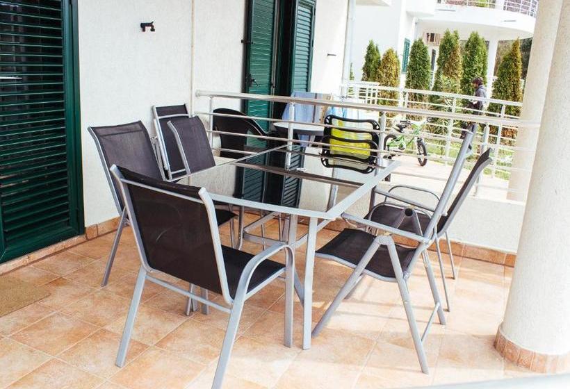 Roman Garden Apartment