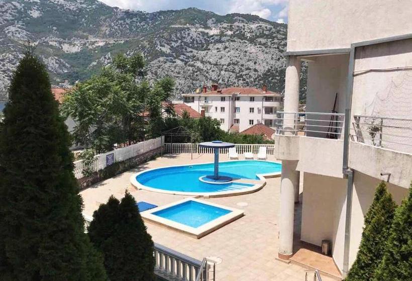 Roman Garden Apartment