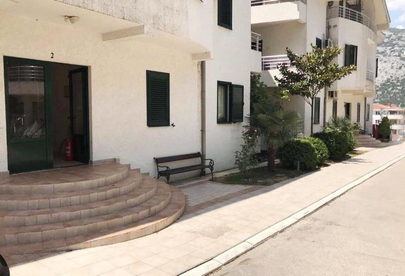 Roman Garden Apartment