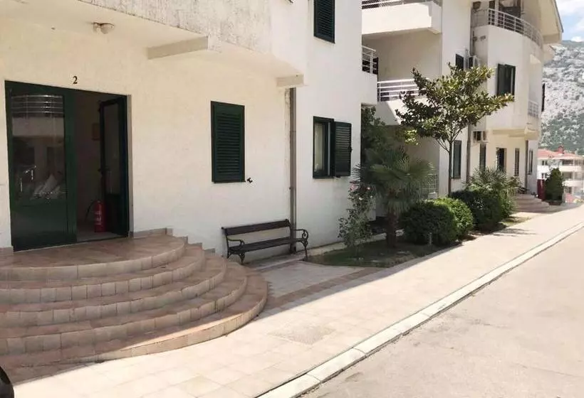 Roman Garden Apartment