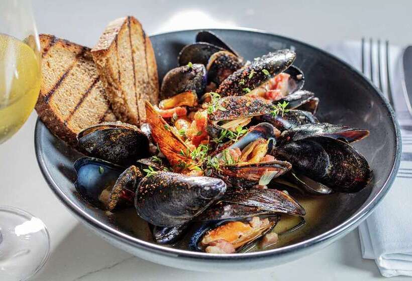 Higgins Hotel, Official Hotel Of The National Wwii Museum, Curio Collection By Hilton