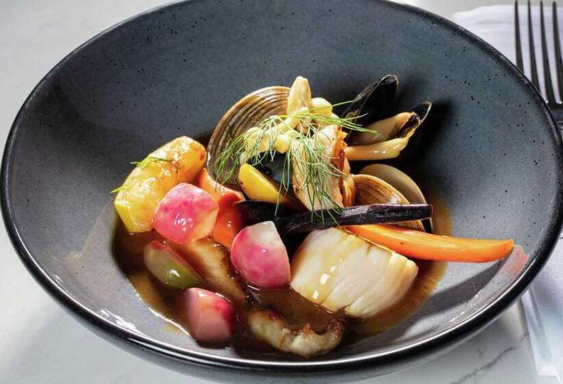 Higgins Hotel, Official Hotel Of The National Wwii Museum, Curio Collection By Hilton