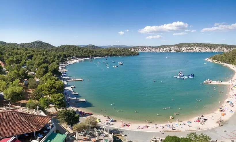 Hotelli Victoria Mobilehome Jezera Village Holiday Resort