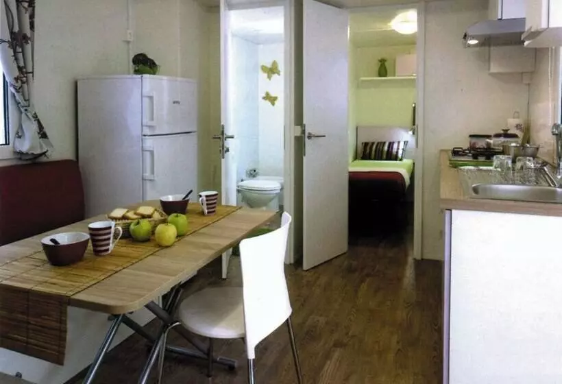 Hotelli Victoria Mobilehome Jezera Village Holiday Resort