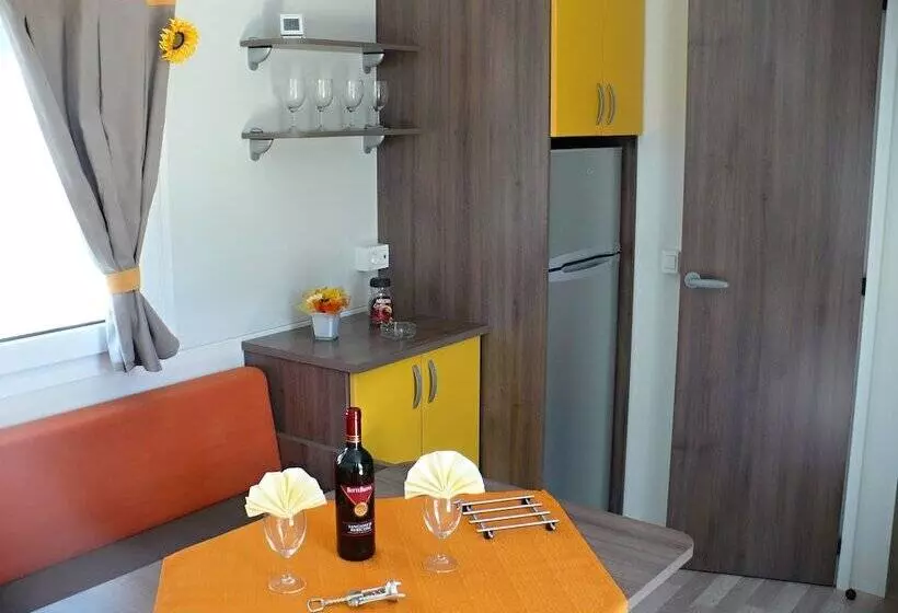 Hotelli Victoria Mobilehome Jezera Village Holiday Resort