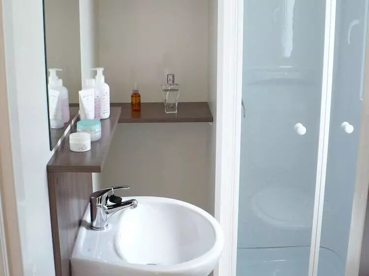 Hotelli Victoria Mobilehome Jezera Village Holiday Resort