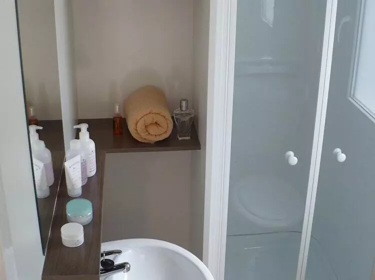 Hotelli Victoria Mobilehome Jezera Village Holiday Resort