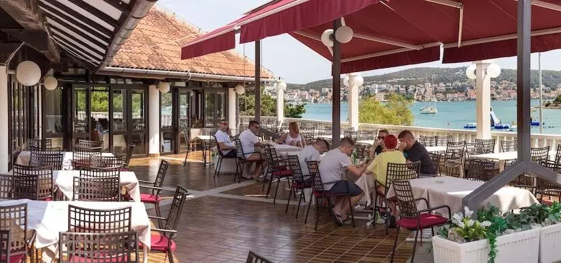 Hotelli Victoria Mobilehome Jezera Village Holiday Resort